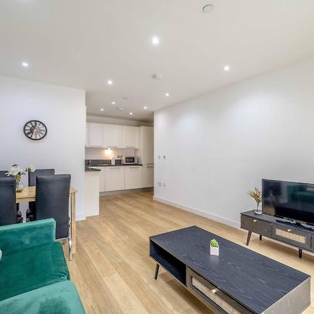 Апартаменты 2 Bed At Slough Station & Parking - London In 20 Mins Экстерьер фото