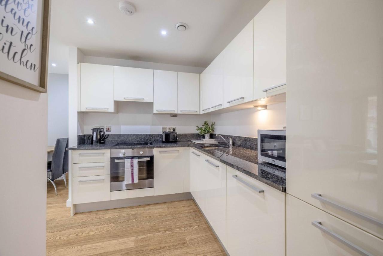 Апартаменты 2 Bed At Slough Station & Parking - London In 20 Mins Экстерьер фото