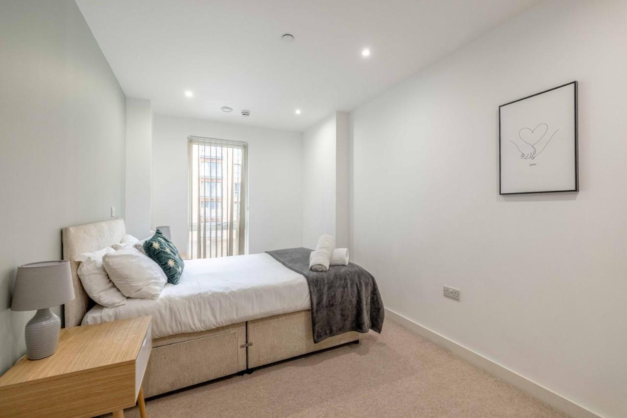 Апартаменты 2 Bed At Slough Station & Parking - London In 20 Mins Экстерьер фото