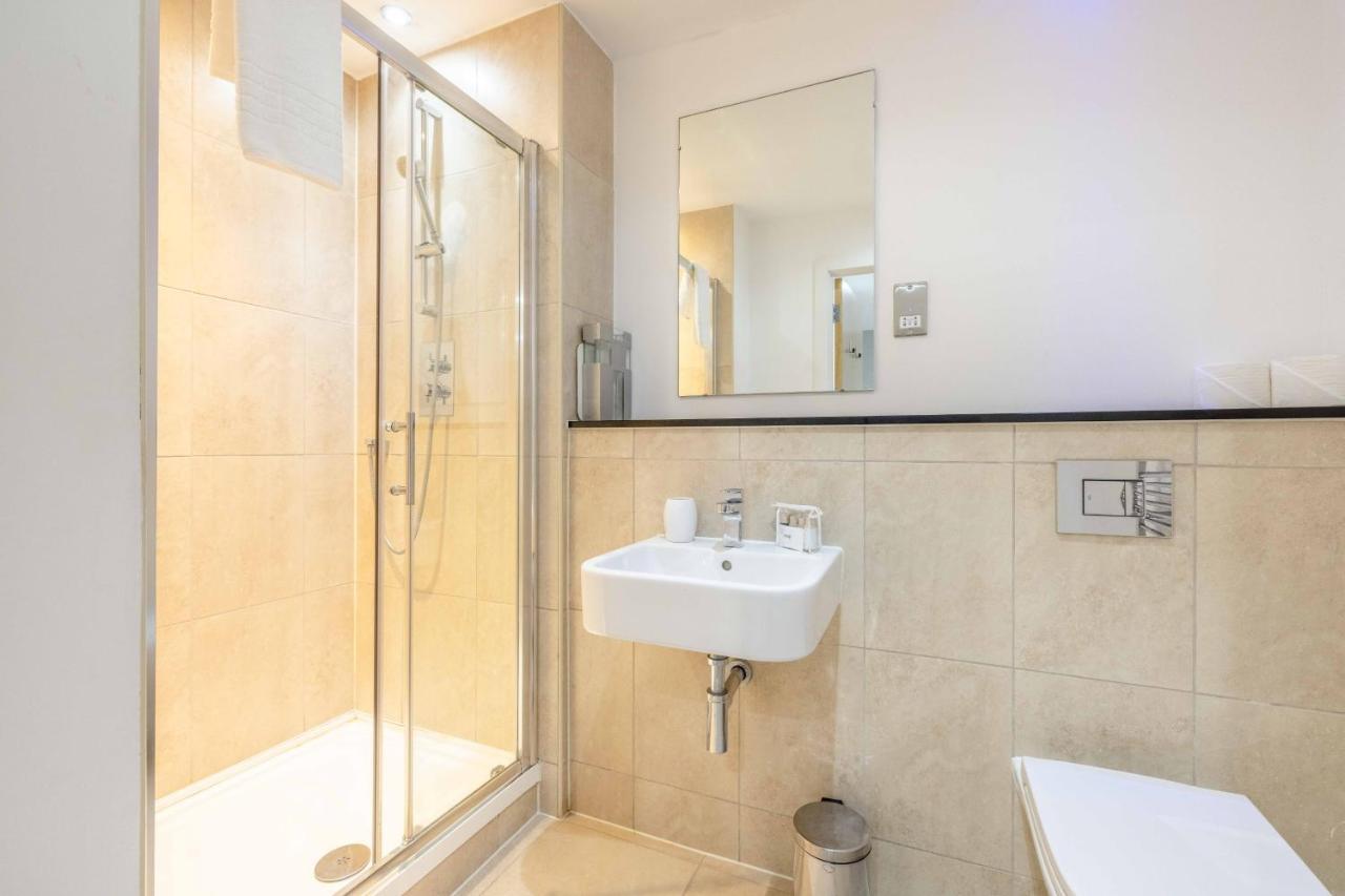 Апартаменты 2 Bed At Slough Station & Parking - London In 20 Mins Экстерьер фото