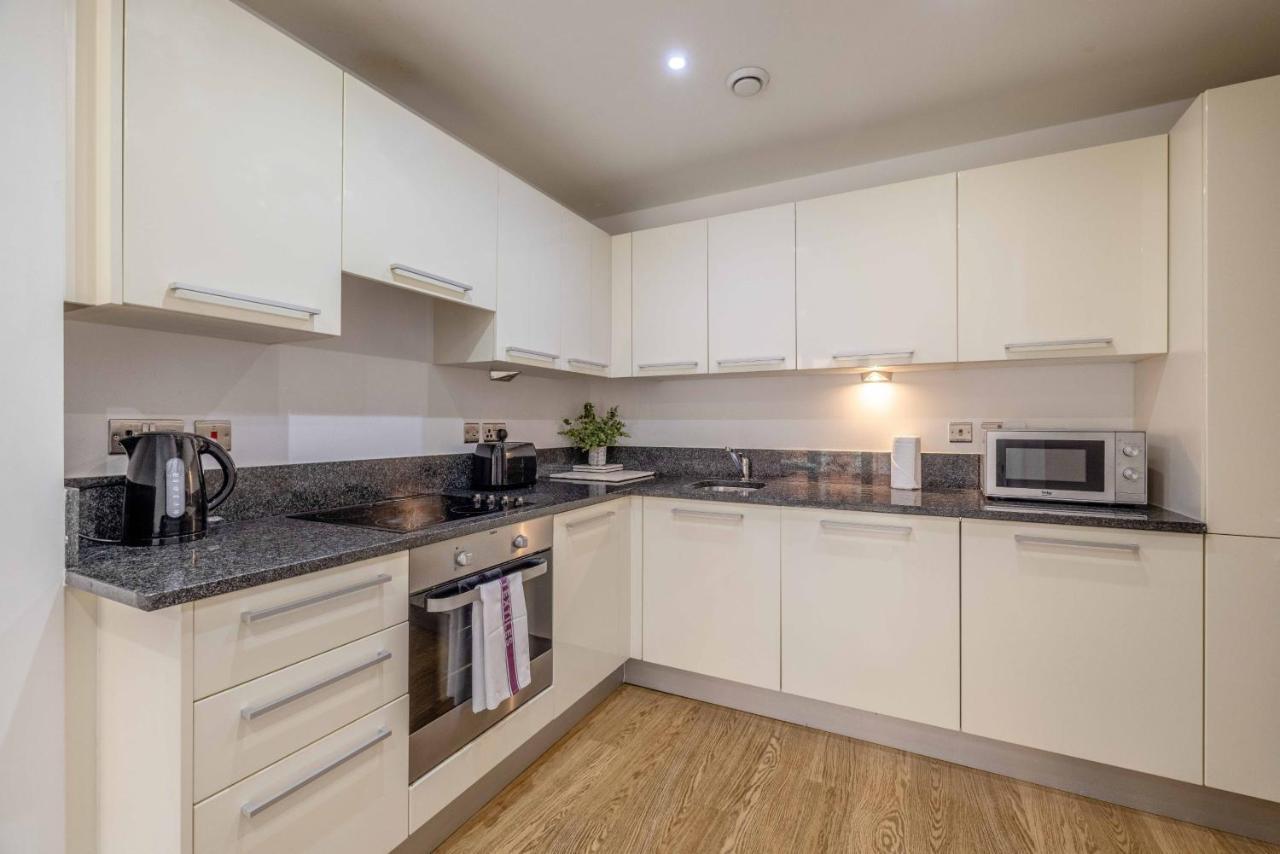 Апартаменты 2 Bed At Slough Station & Parking - London In 20 Mins Экстерьер фото