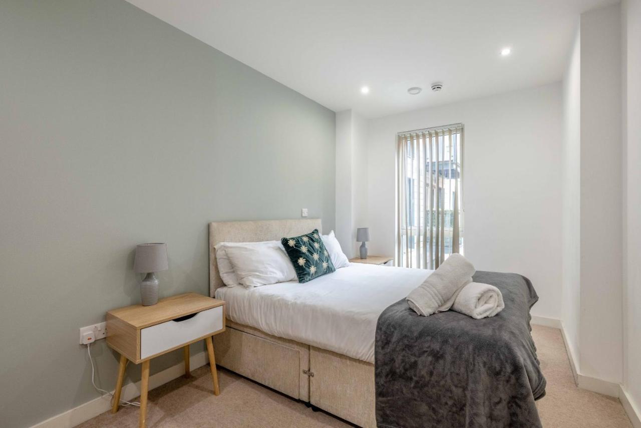 Апартаменты 2 Bed At Slough Station & Parking - London In 20 Mins Экстерьер фото